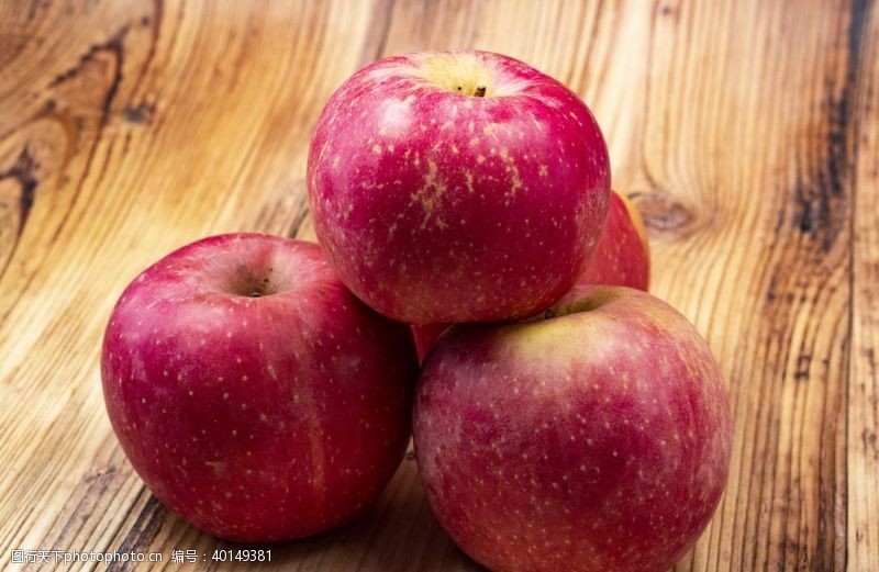红果子桌子上的苹果拍摄素材图片