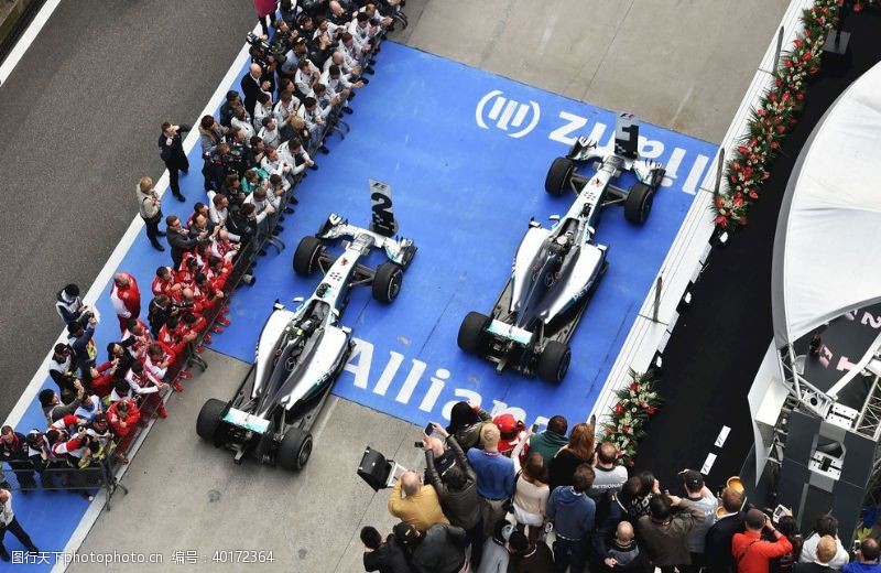 群车图F1比赛银剑奔驰车队图片