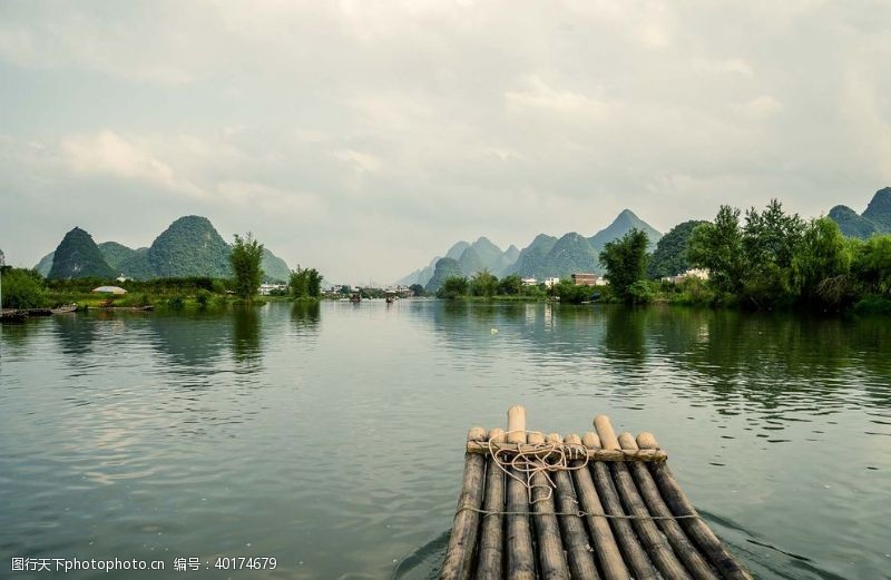 山峰美景河流木筏风景图片