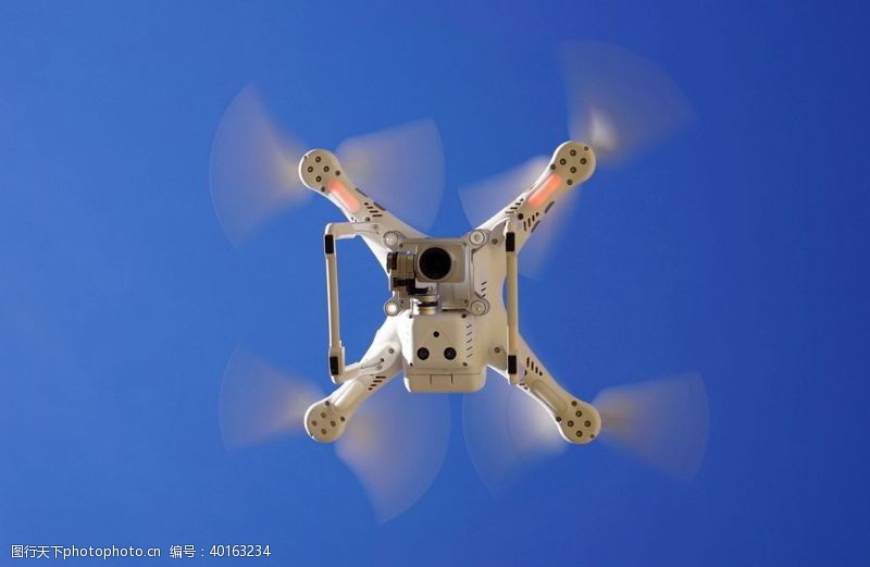 领航蓝天飞行的无人机图片