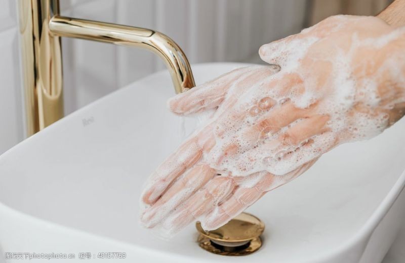 双手洗手图片