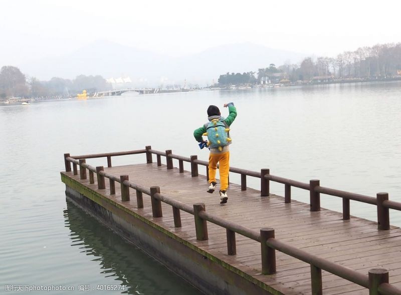 游玩玄武湖湖边图片
