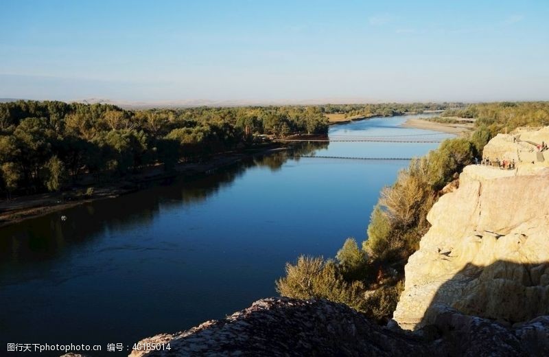 西北地区北疆额尔齐斯河岸五彩滩图片