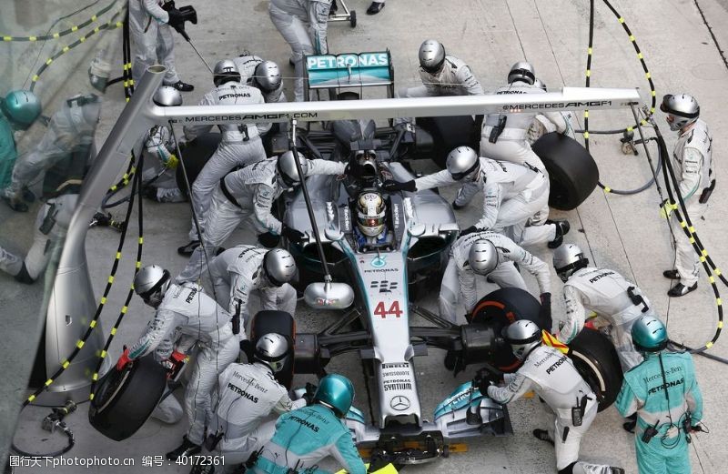 团队协作F1车辆进站图片