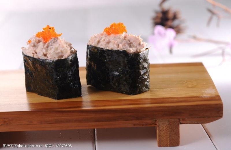 西餐金枪鱼沙拉寿司图片
