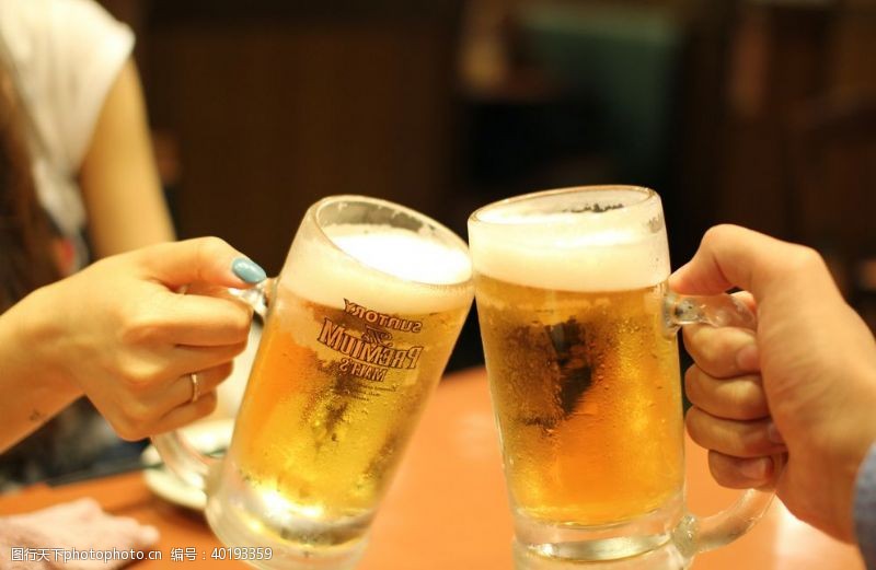 激情畅饮啤酒图片