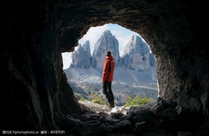 攀岩探险山洞男性图片
