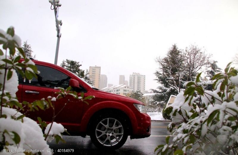 冬天的城市雪后驾驶图片