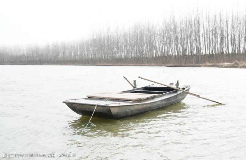 小河渔船图片
