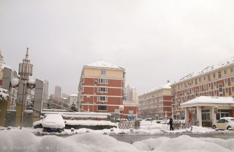 冬天的城市冰雪覆盖的小区图片