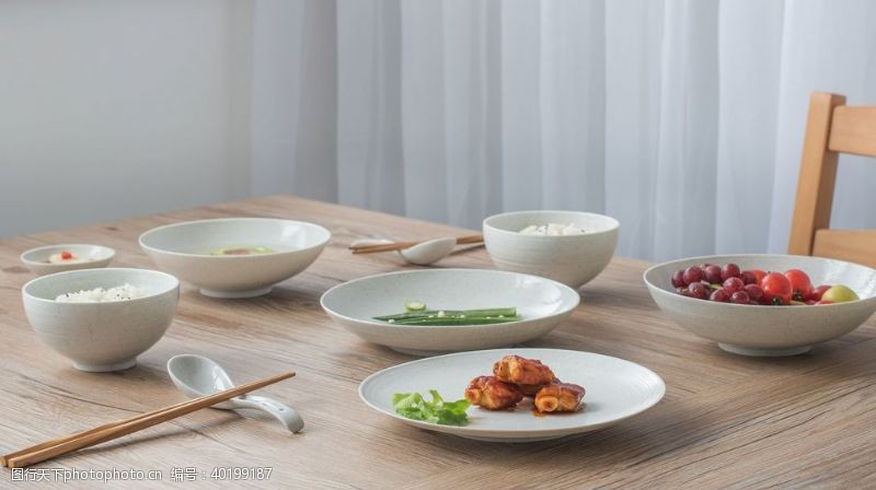 碗筷精致的早餐图片