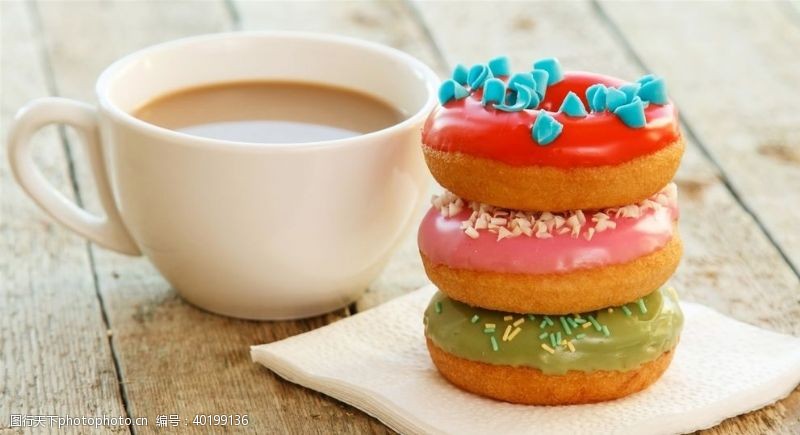 甜品咖啡和甜甜圈图片
