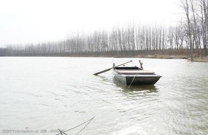 小河渔船图片