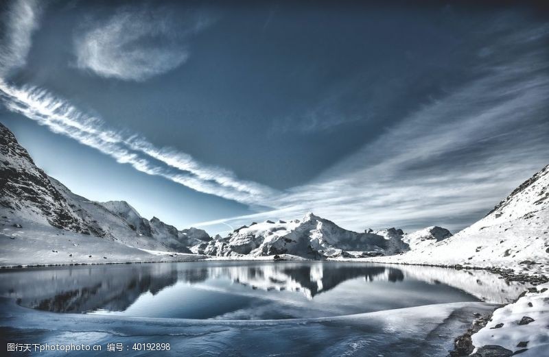 水彩蓝色雪山湖图片