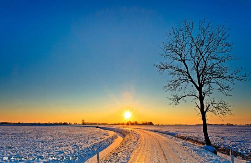 日落唯美冬日夕阳下的雪景图片