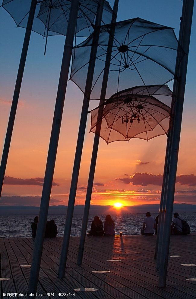 遮阳伞海边图片