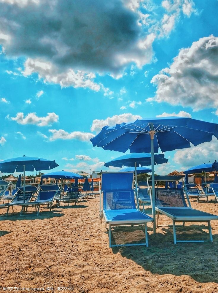 蓝天沙滩伞图片
