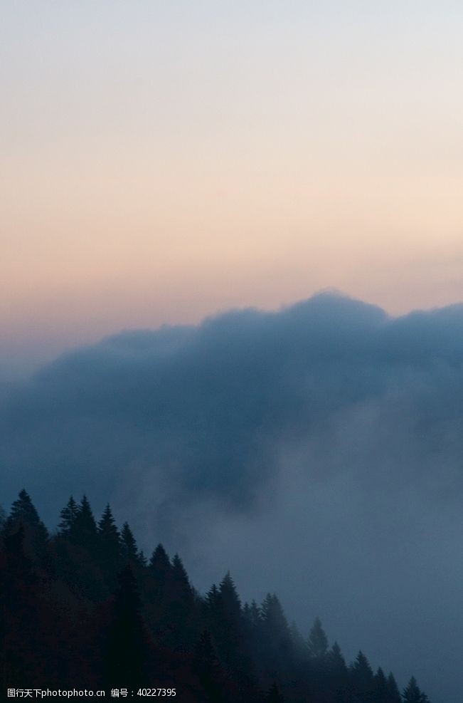 高山云雾在图片