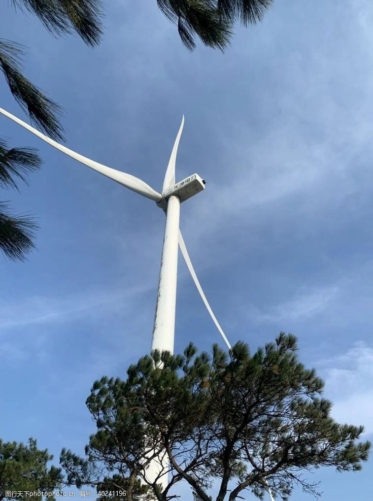 风力能源风力发电机组近距离拍照图片