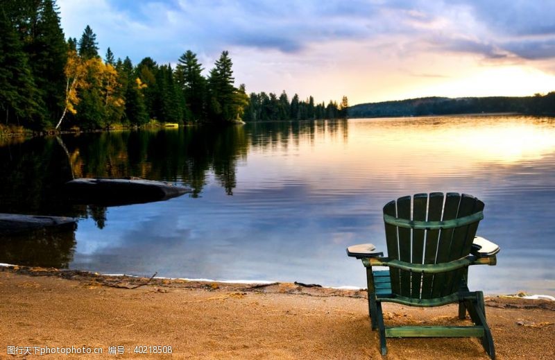 国内旅游湖景夕阳躺椅图片
