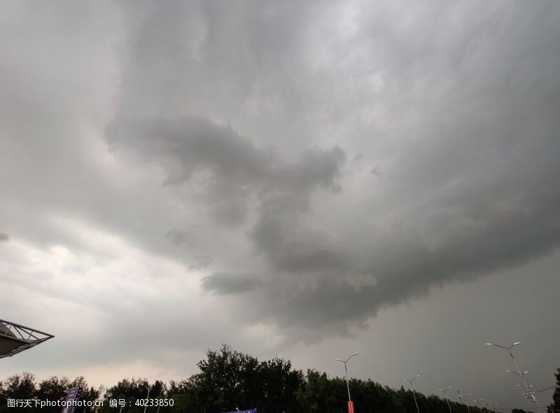 阴雨天黑云压城城欲摧图片