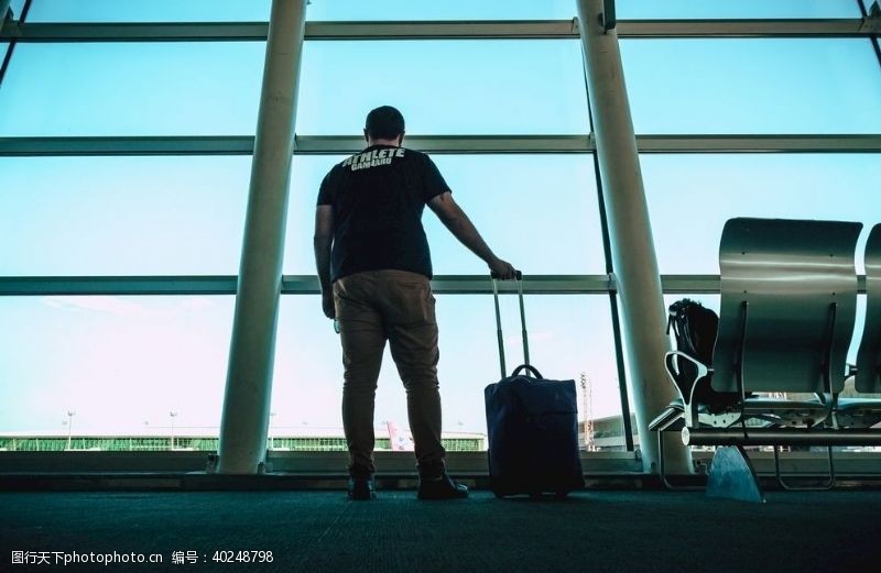 行李箱旅行的男性图片