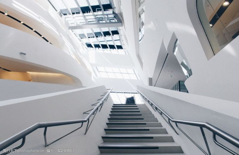 白色建筑摄影灰色金属楼梯建筑设图片