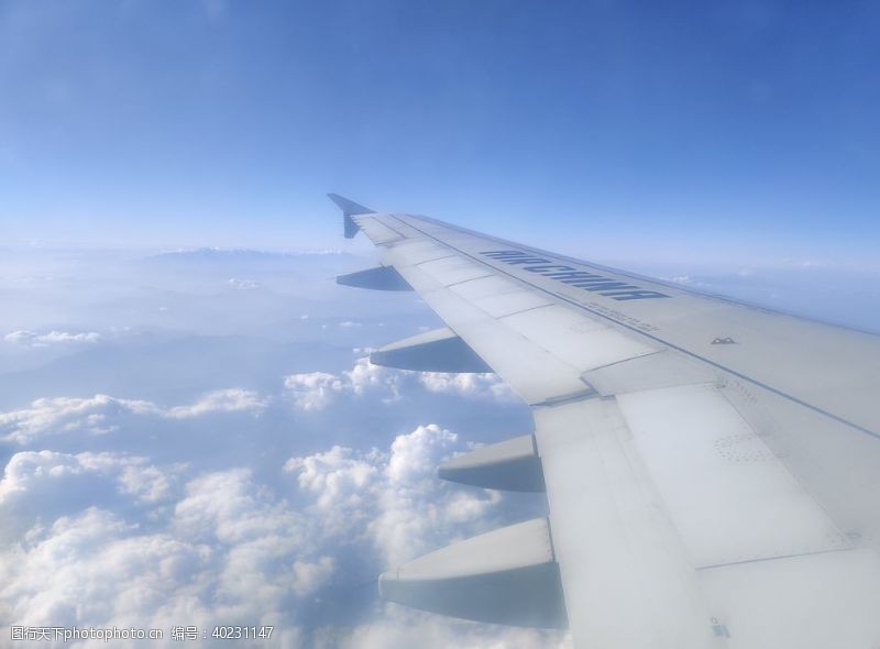 机翼天空白云图片