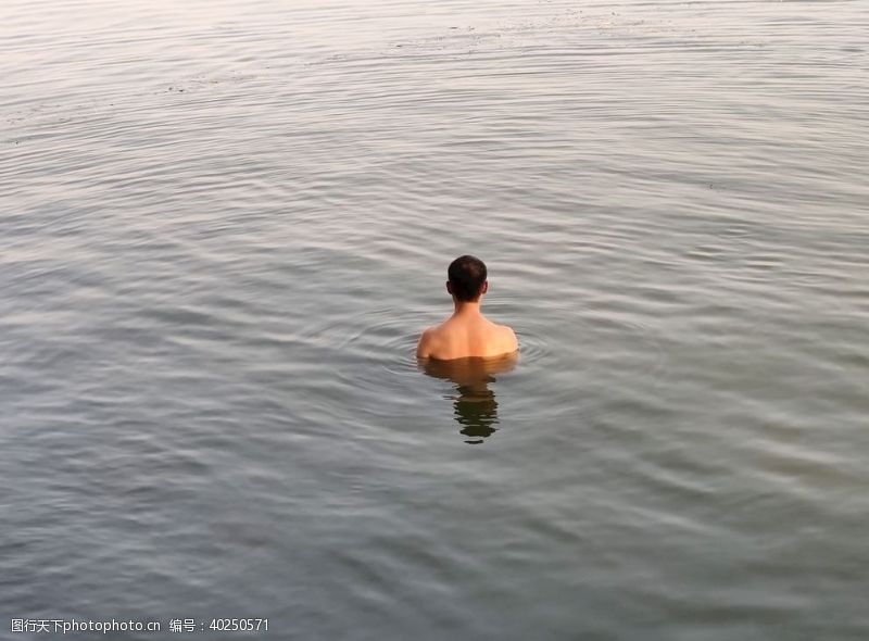 平静一个人在水里游泳图片