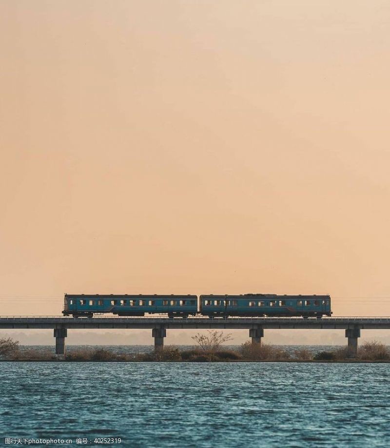 火车摄影大海上的轻轨图片