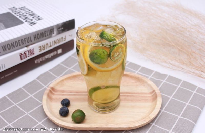 玻璃杯柠檬水冷饮图片