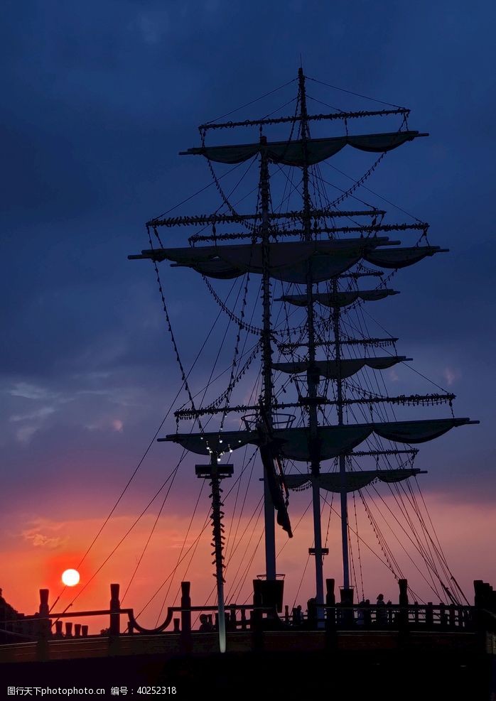 夕阳落日日落下的帆船图片