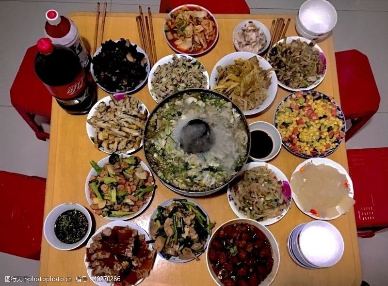 传统菜肴晚餐图片