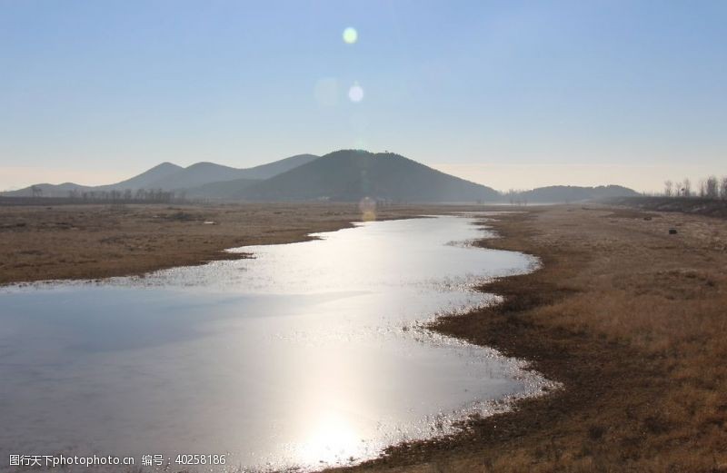 登山道阳光下的一潭水图片