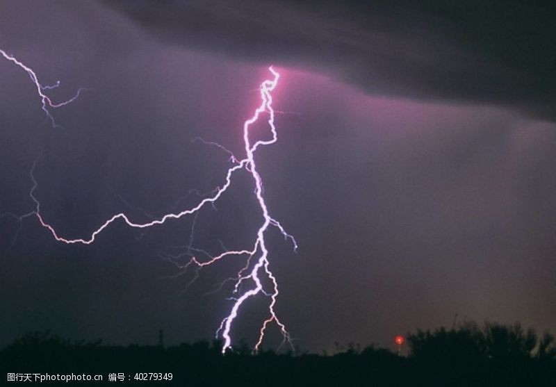 雨景夜空中的闪电图片