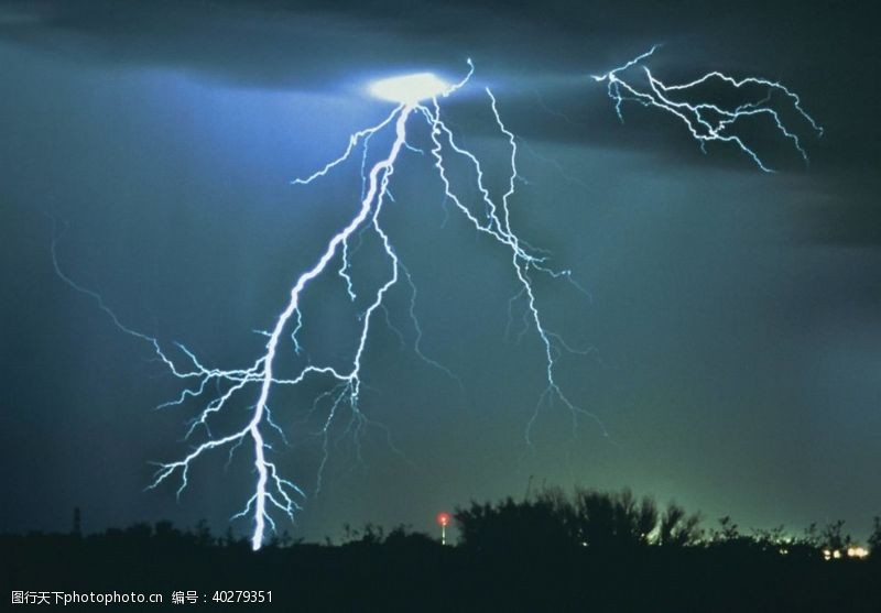 电闪雷鸣夜空中的闪电图片