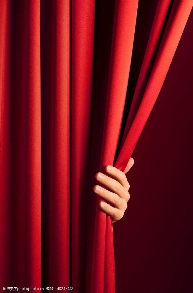 红色窗帘用手打开窗帘图片