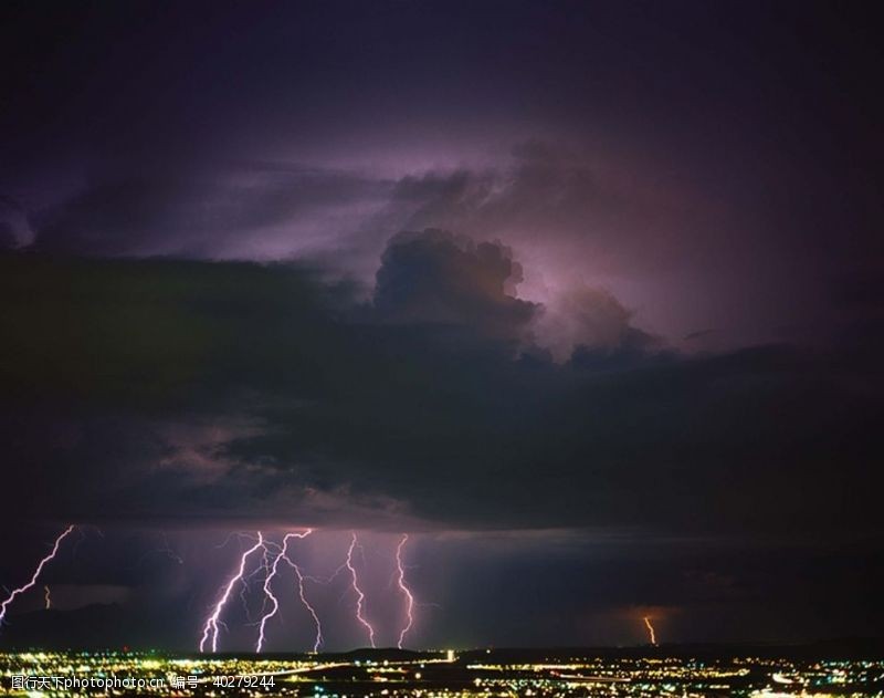 雷雨夜空中的闪电图片