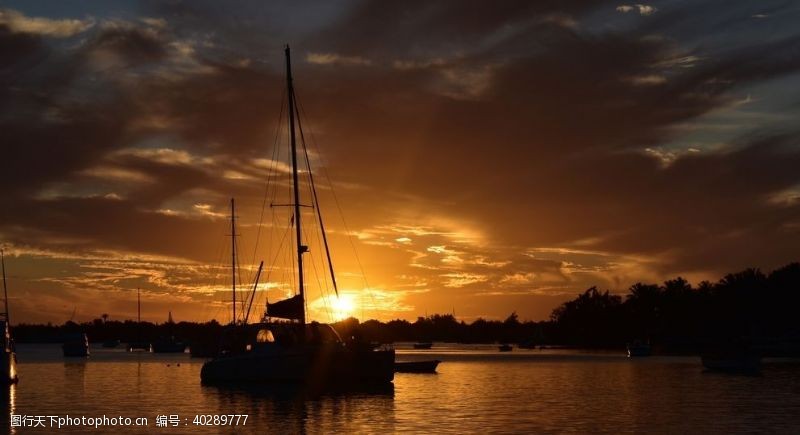 河流帆船夕阳云彩风景图片