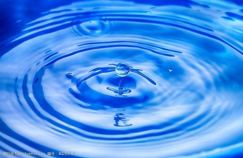 蓝色水珠水滴滴入水中波纹图片