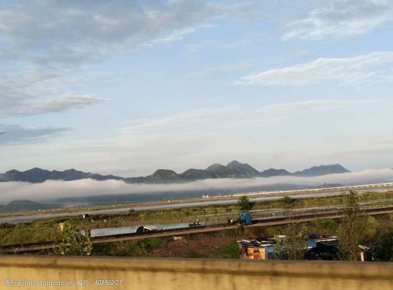 干净天空台风后的观景图片