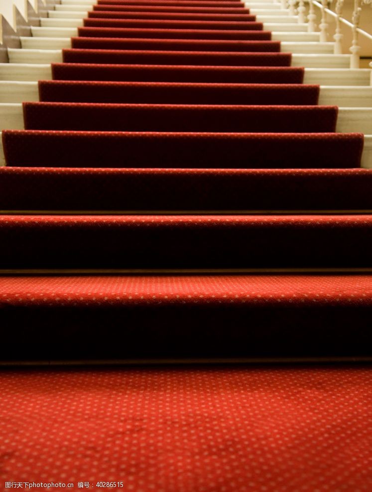 铺红地毯的楼梯图片