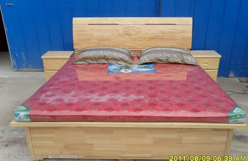 床头实木床图片